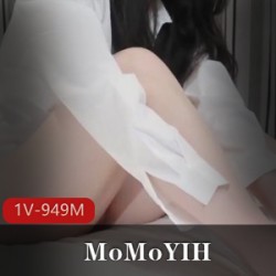 Twitter粉嫩少女（MoMoYIH）白衬衫黑丝穿搭化身成熟御姐【1V，949M】