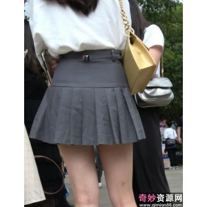 街拍妹子的服装